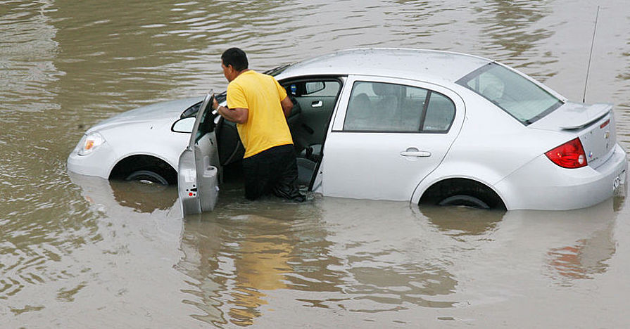 11 mẹo hữu hiệu khi đi ô tô qua đường ngập nước