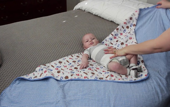 7 cách quấn khăn cho trẻ sơ sinh ngủ ngon tít thò lò gọn gàng đủ ấm