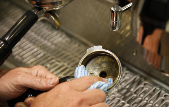 Hướng dẫn cách sử dụng máy pha cà phê Espresso và vệ sinh sạch sẽ