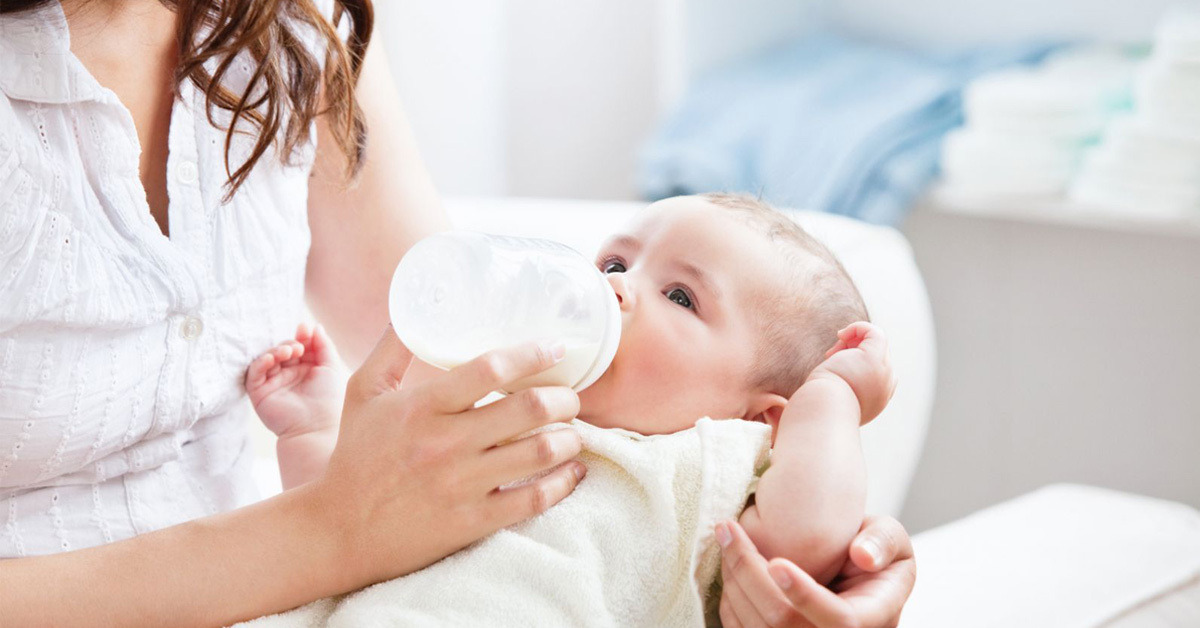 Mua sữa công thức cho bé sơ sinh NÊN hay KHÔNG?