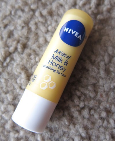 Review son dưỡng môi Nivea A Kiss of Milk & Honey Lip Care