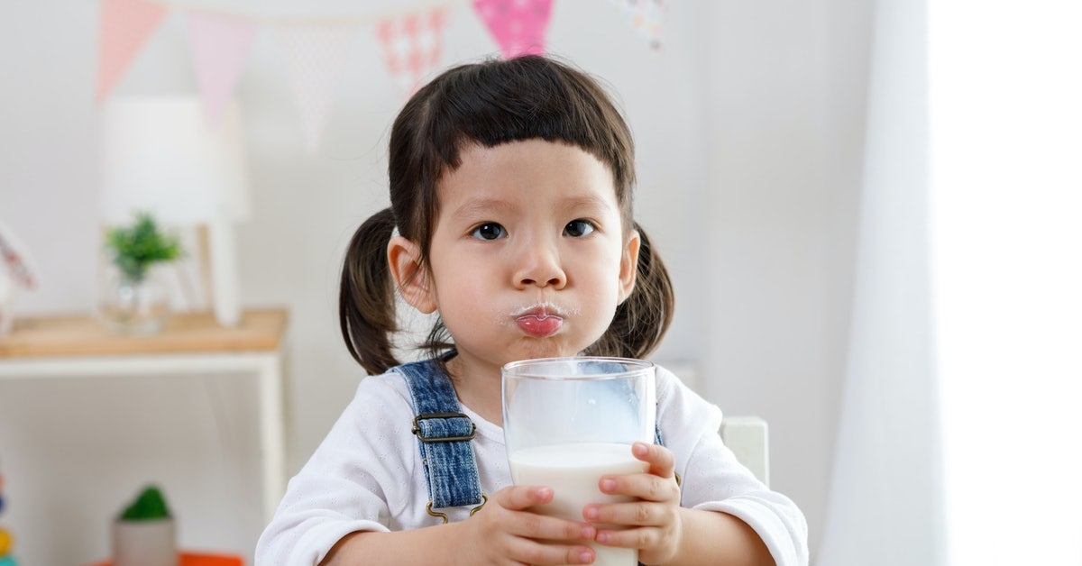 Trẻ uống sữa tới mấy tuổi? Sữa bột hay sữa tươi tốt hơn? 