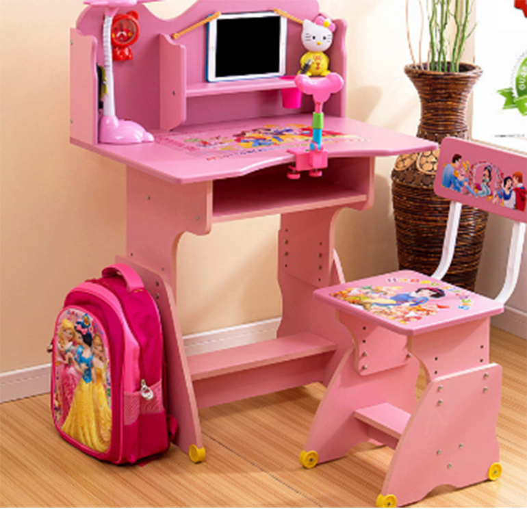 Bàn học mẫu giáo thông minh với màu hồng đáng yêu cho bé gái có thể tăng giảm chiều cai bàn, ghê cho phù hợp với vóc dáng trẻ.