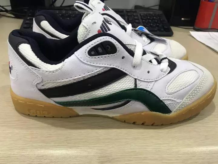 Giày cầu lông Asia được bày bán rộng rãi tại các cửa hàng trên toàn quốc.