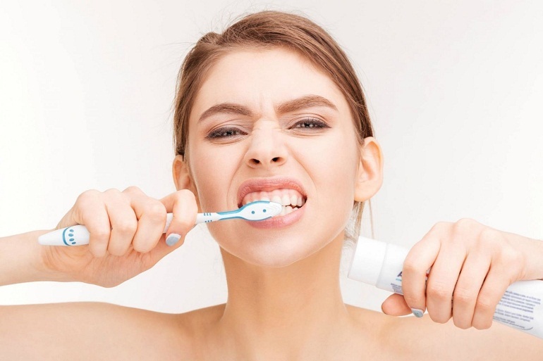 Đánh răng quá kỹ và chà xát mạnh làm tăng nguy cơ tổn thương nướu