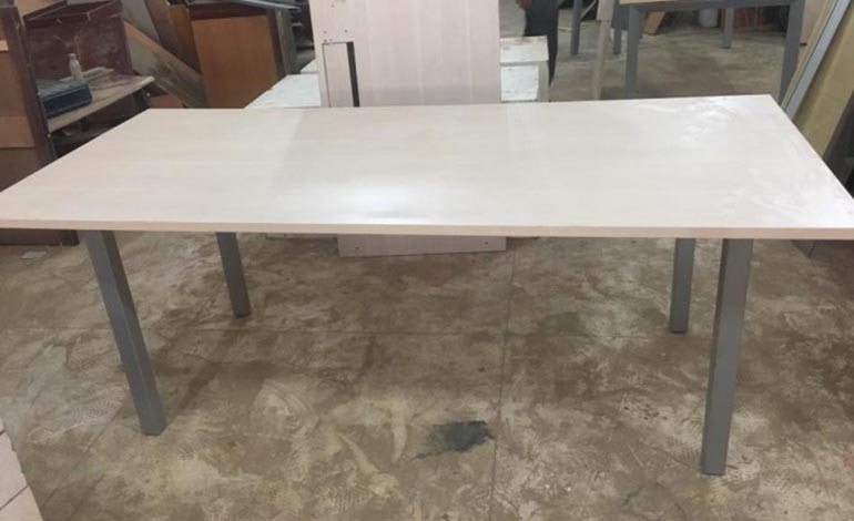 Bàn học dài 2m chân sắt có thể sử dụng làm bàn làm việc