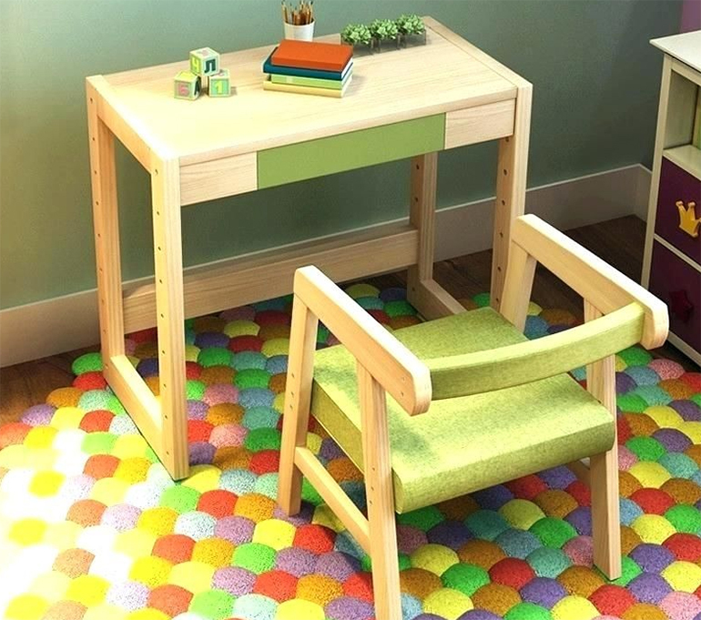 Bàn học mẫu giáo cho bé sử dụng gỗ cao su an toàn