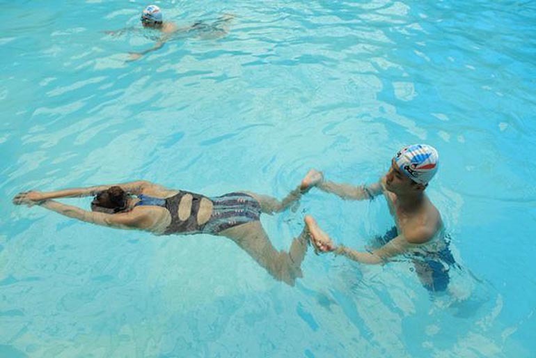 Bơi ếch thích hợp cho người mới học bơi