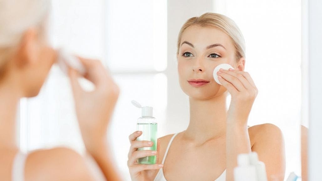 Có rất nhiều phương pháp để cân bằng độ ẩm cho da mặt.