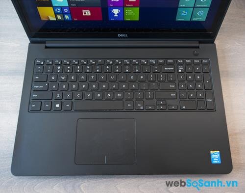 Dell Inspiron 15 5000 sử dụng bàn phím đầy đủ nhưng vẫn tạo cảm giác thoải mái