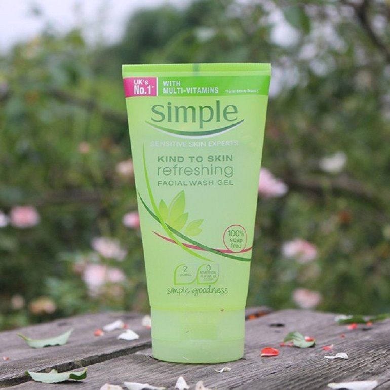 Review về sữa rửa mặt Simple Kind to Skin Refreshing Facial Wash