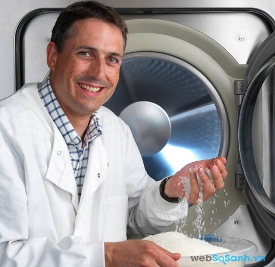 Nhà khoa học Stephen Burkinshaw và chiếc máy giặt của mình (nguồn: internet)