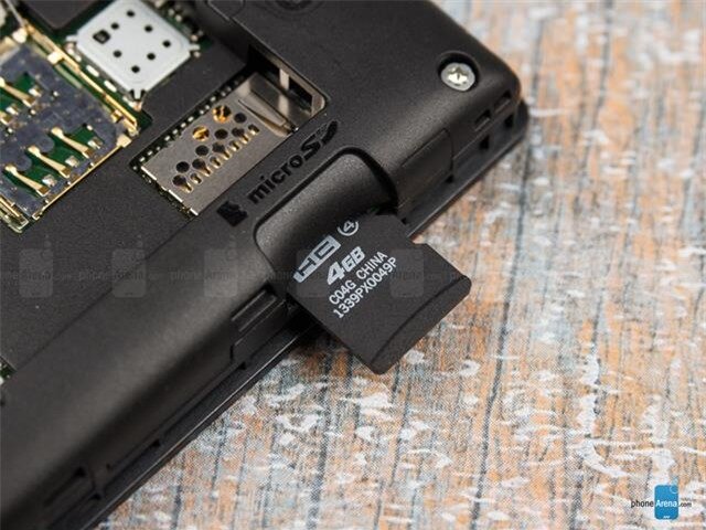 Máy hỗ trợ thẻ nhớ ngoài tối đa 32GB