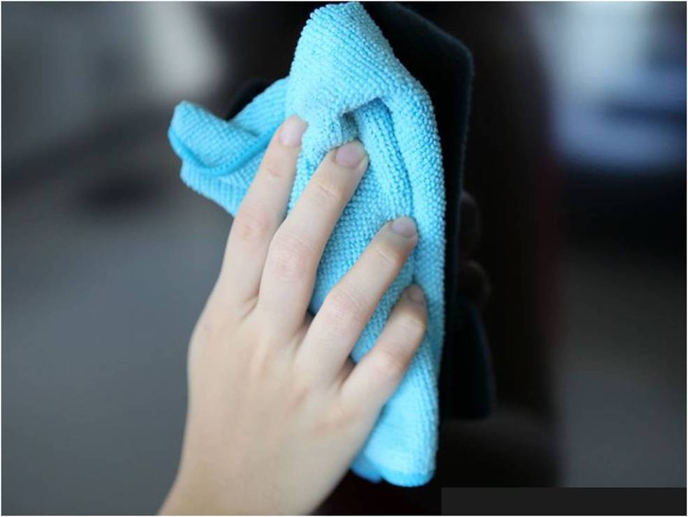 Lau màn hình bằng khăn chuyên dụng là cách vệ sinh Macbook chuẩn nhất