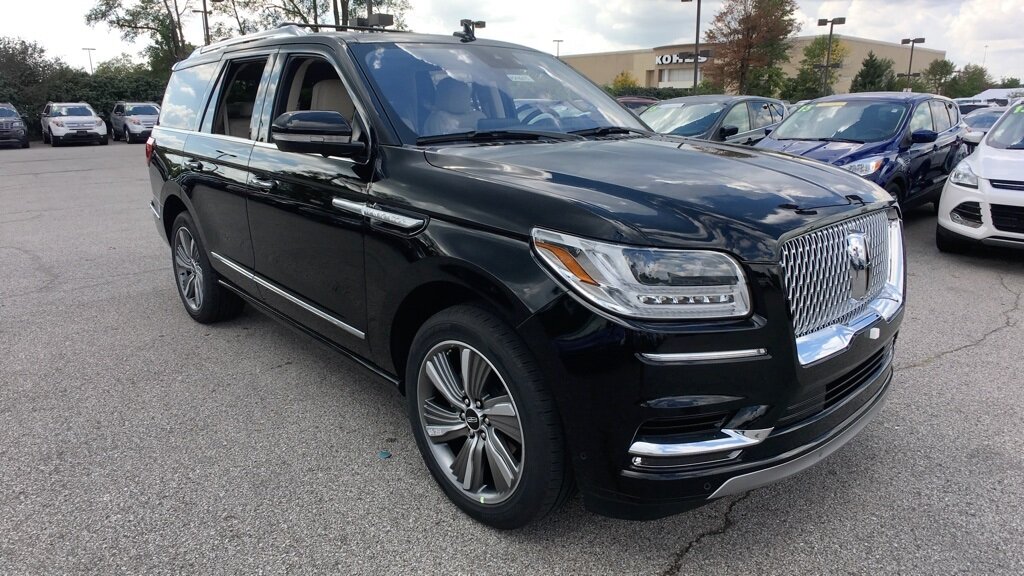 Lincoln Navigator sở hữu thiết kế ngoại thất bề thế, sang trọng và đẳng cấp