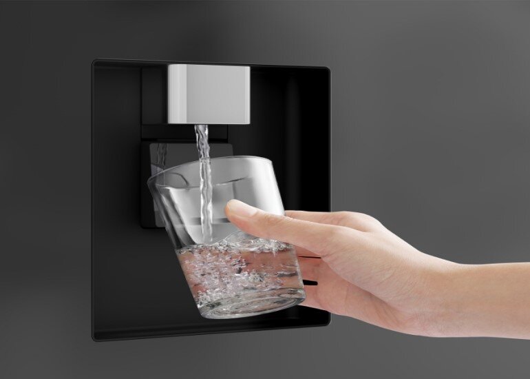 Tủ lạnh Panasonic Inverter 325 lít NR-BV361GPKV được nhiều người yêu thích vì tích hợp chức năng lấy nước mát từ bên ngoài tiện lợi và sạch khuẩn
