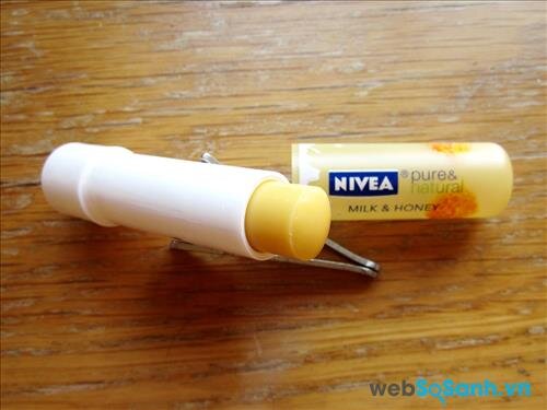 Son dưỡng môi Nivea A Kiss of Milk & Honey Lip Care