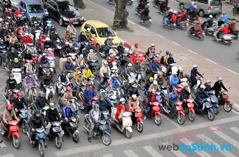 Phần lớn xe máy hoạt động trên đường phố Việt Nam là của Honda và Yamaha