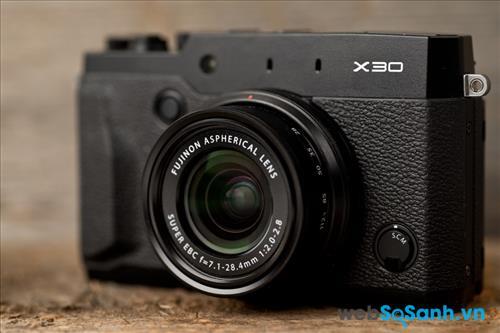 Như những người đàn anh, Fujifilm X30 vẫn sử dụng thiết kế cổ điển