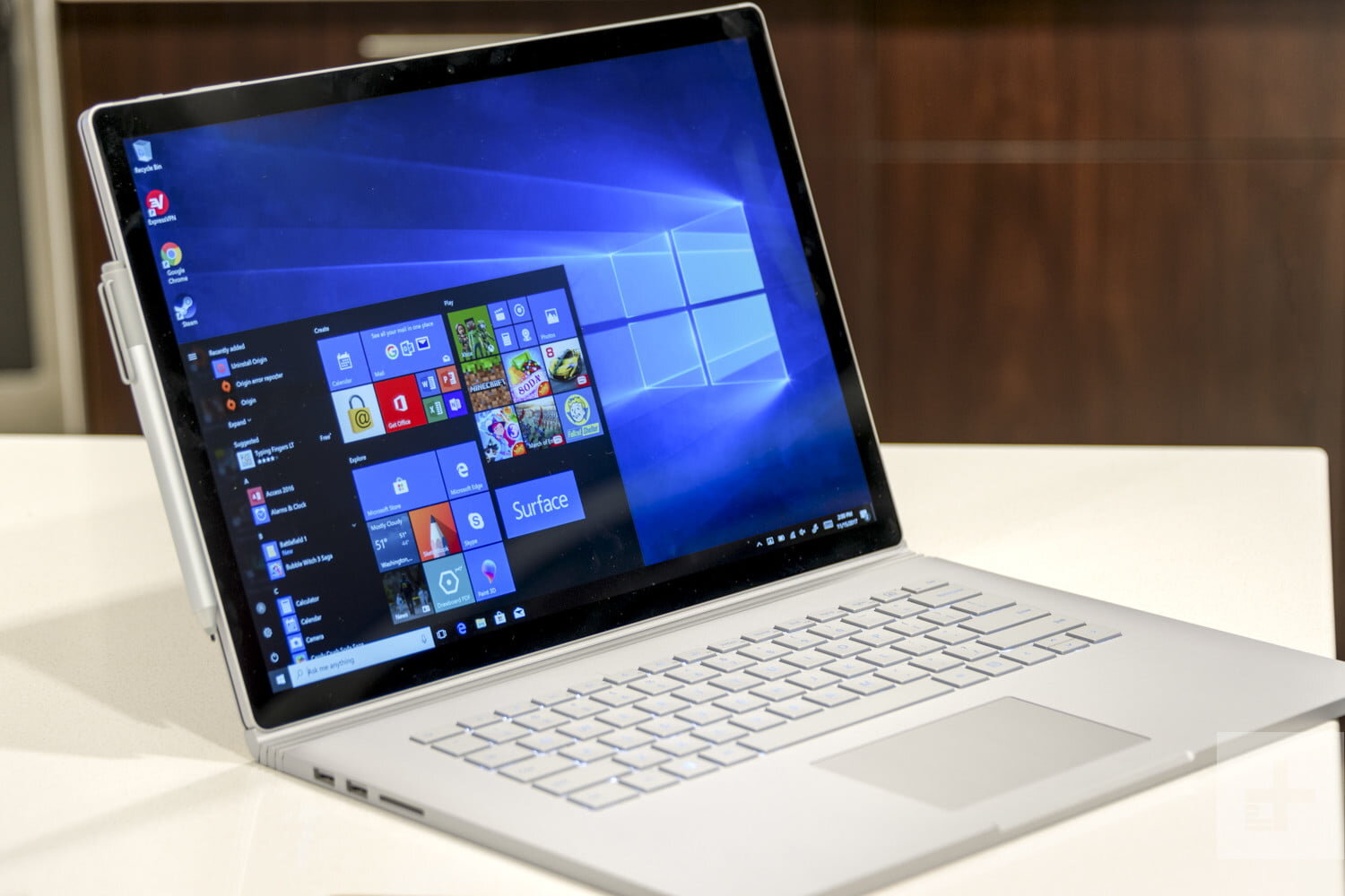 Microsoft Surface Book 2 cảm ứng tốt cấu hình mạnh mẽ