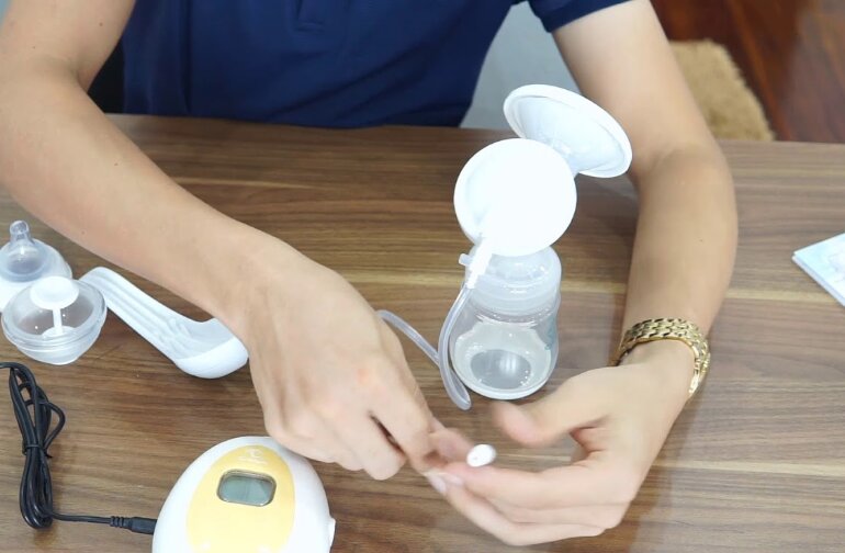 Review máy hút sữa Kichilachi điện đơn chi tiết và cách lắp ráp bình sữa