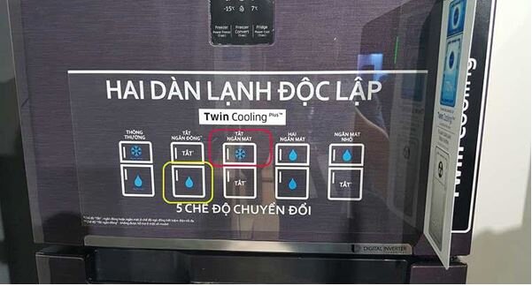 Để điều chỉnh nhiệt độ ở dòng tủ lạnh này, bạn nhấn nút màu vàng để điều chỉnh nhiệt độ ngăn đá và nhấn nút màu đỏ để điều chỉnh nhiệt độ cho ngăn mát. Bạn sẽ nhìn thấy nhiệt độ hiển thị ở màn hình phía bên trên, một lần nhấn nhiệt độ sẽ tăng lên 1 độ C. Bạn hãy điều chỉnh nhiệt độ phù hợp với nhu cầu và lượng thực phẩm để tủ có thể hoạt động hiệu quả nhất.