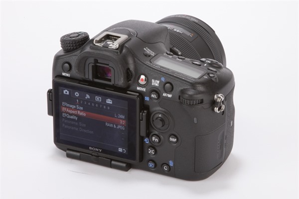 Sau 2 năm không ra mắt thêm một chiếc máy ảnh sử dụng A-mount nào, Sony ra mắt chiếc Alpha 77 II với cảm biến 24,3MP và danh hiệu tự phong 