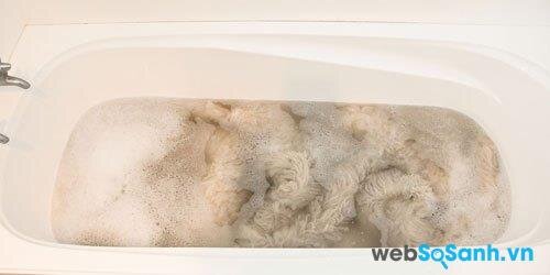 Dùng bồn tắm để giặt chăn lông cừu là tốt nhất
