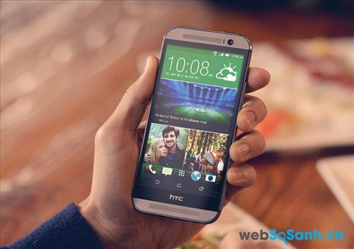 HTC One M8 Eye chạy trên nền hệ điều hành Android 4.4.4 KitKat