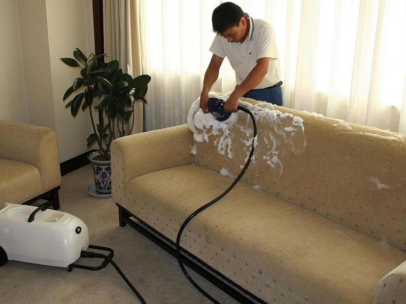Không sử dụng nước quá nhiều khi vệ sinh, đặc biệt là đối với ghế sofa làm bằng chất liệu da 