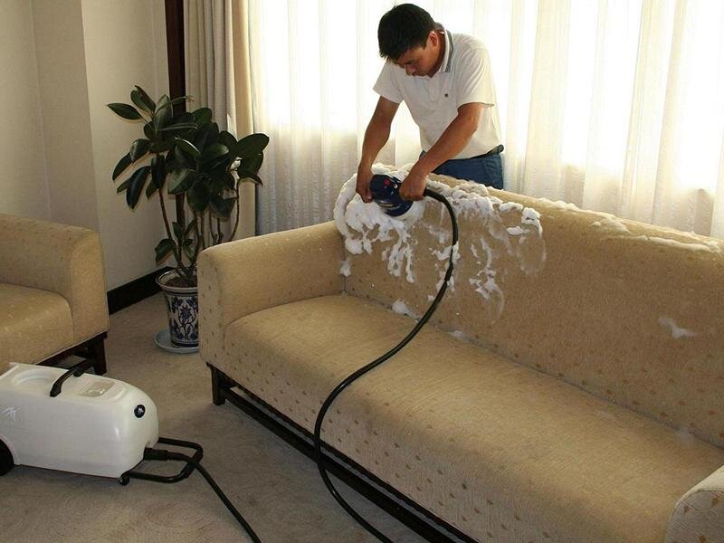 Không sử dụng nước quá nhiều khi vệ sinh, đặc biệt là đối với ghế sofa làm bằng chất liệu da
