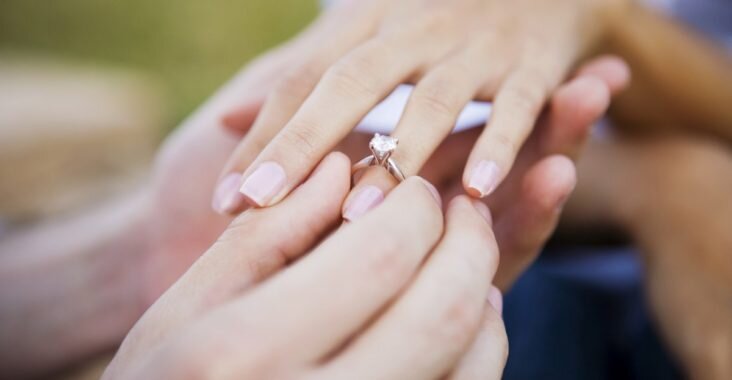 Tìm một cặp nhẫn cưới không hẳn là khó đâu nhé, chỉ cần bỏ vào đấy một chút 