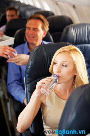 Việc uống nước lọc thường xuyên trong chuyến bay sẽ giúp bạn đỡ bị mỏi mệt và mất nước