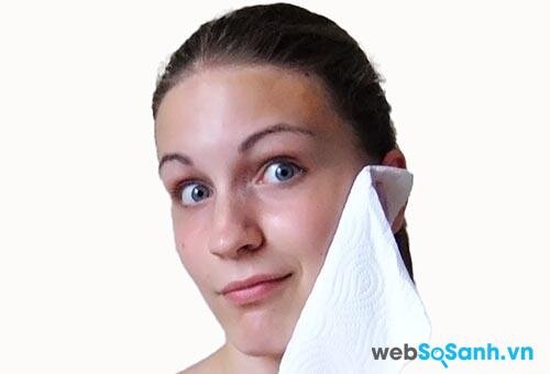 Dùng một chiếc khăn rửa mặt (Cloth Wash) hoặc khăn mềm và sạch như khăn xô 