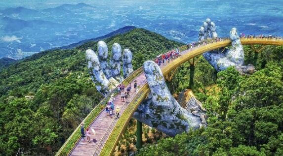 đặt chân lên Cầu Vàng