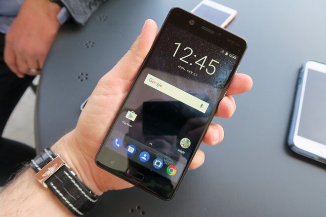 Góc màn hình cong tinh tế của Nokia 7 PluS