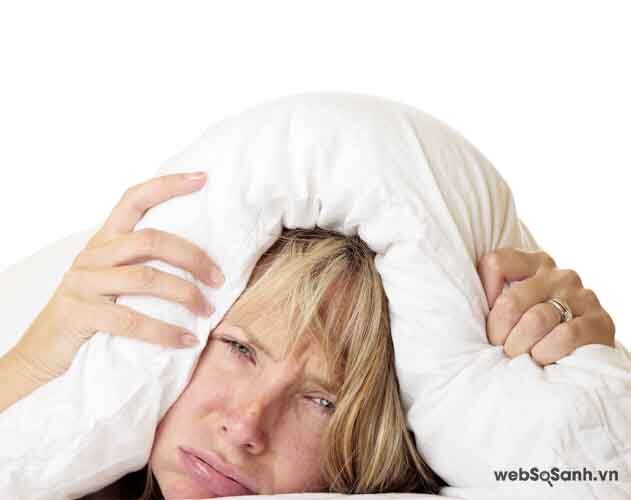 Khó ngủ, lúc nào cũng thấy mệt mỏi là một trong những biểu hiện của mất cân bằng hoóc - môn