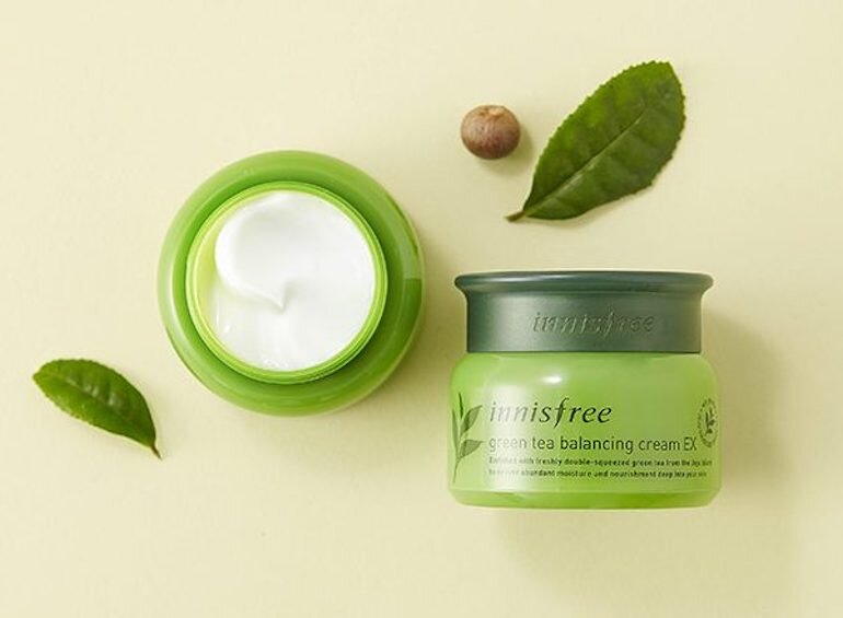 Kem dưỡng da Innisfree Green Tea Balancing Cream ex 50ml với thành phần được chiết xuất từ những lá trà xanh trên đảo jeju.