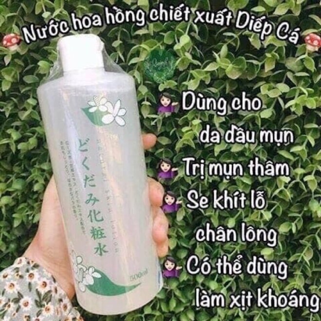 Nước hoa hồng diếp cá của Nhật giúp xoa dịu các đốm mụn, se nhỏ và làm khô nhân mụn