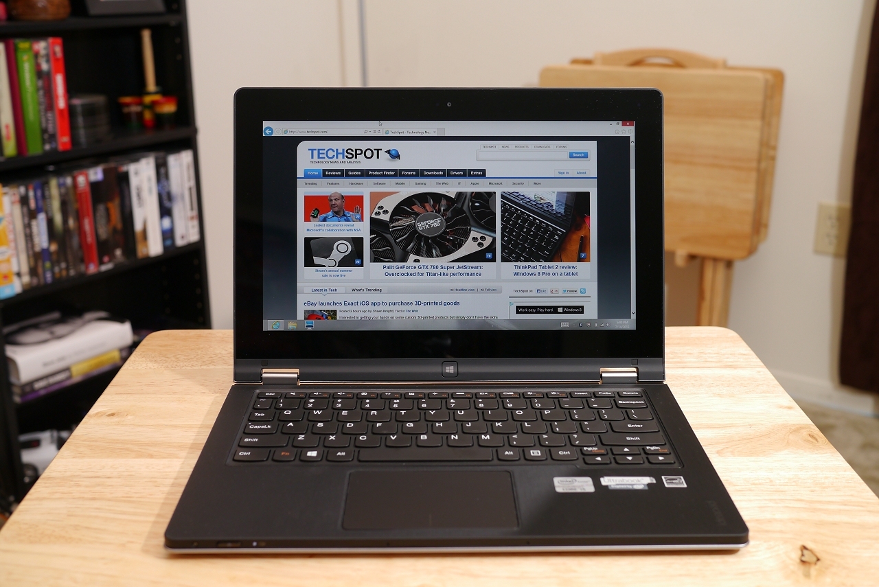 Laptop Lenovo IdeaPad Yoga 11s với màn hình được thiết kế góc mở 360 độ nhờ hệ thống bản lề kép