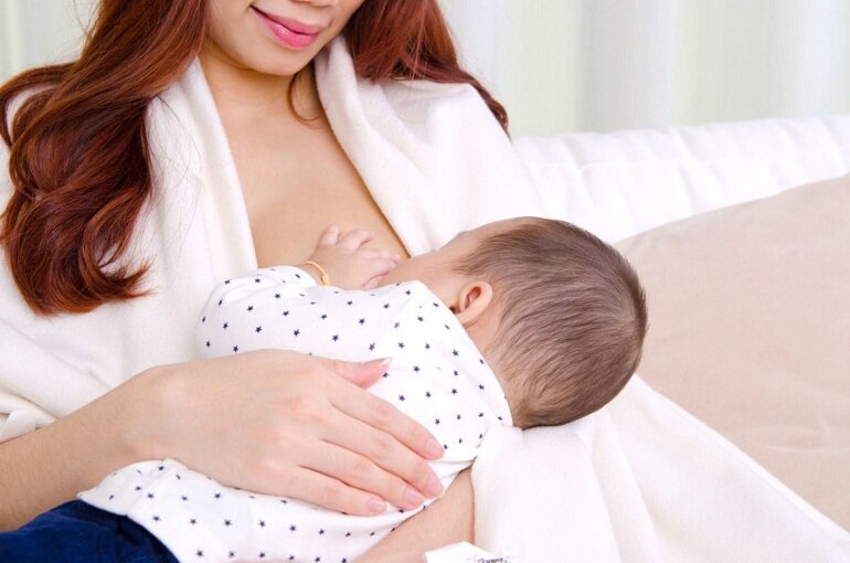 Lợi ích sức khỏe của các thành phần sữa non cho bé