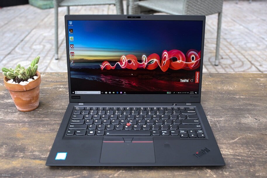 Thiết kế cao cấp bên ngoài của Lenovo ThinkPad X1 Carbon Gen 6