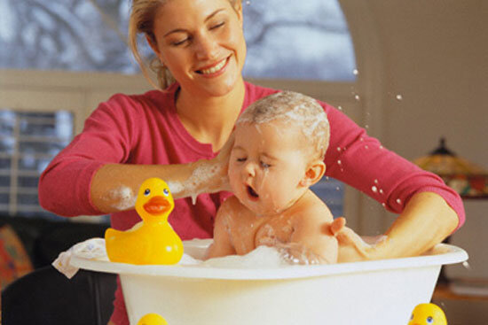 Tắm cho trẻ bằng nước quá nóng 