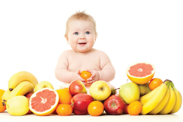 có nên cho trẻ sơ sinh uống nước ép trái cây không