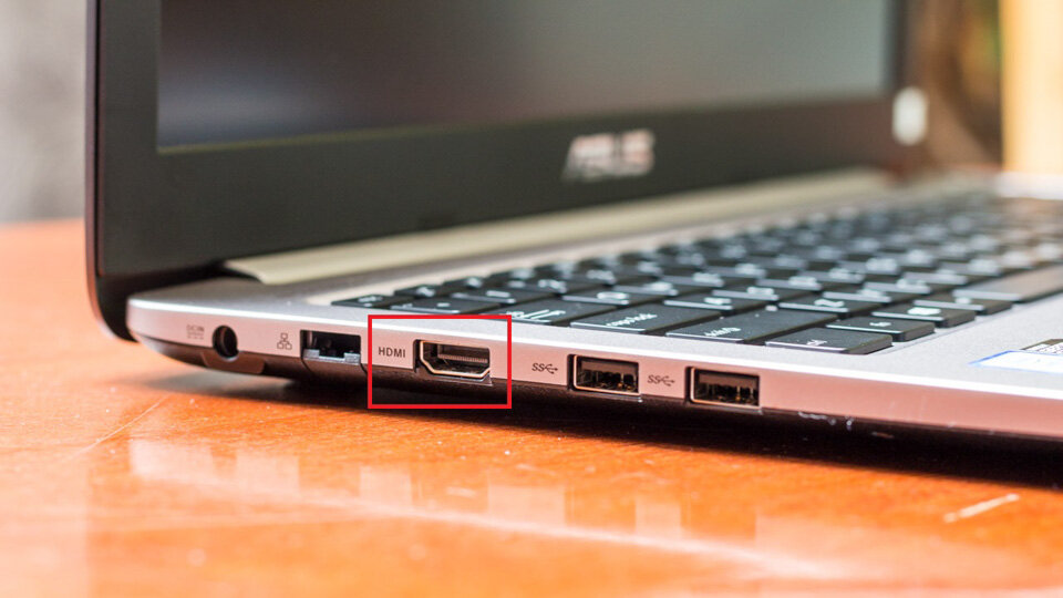 Cả laptop Asus và Dell đều có các cổng kết nối đa dạng 