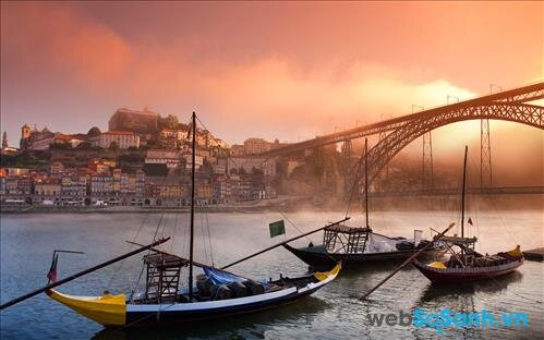 Chút lãng mạn trong chiều hoàng hôn nhuộm tím thành phố Porto 