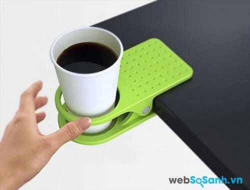 Đây là một ý tưởng cho những ai yêu thích trà hoặc cà phê.  Nếu đặt ly cà phê trên bàn, chỉ cần đầu óc rối bời, bạn sẽ đổ bất cứ lúc nào.  Sử dụng giá đỡ này sẽ tiện lợi và an toàn hơn rất nhiều. 