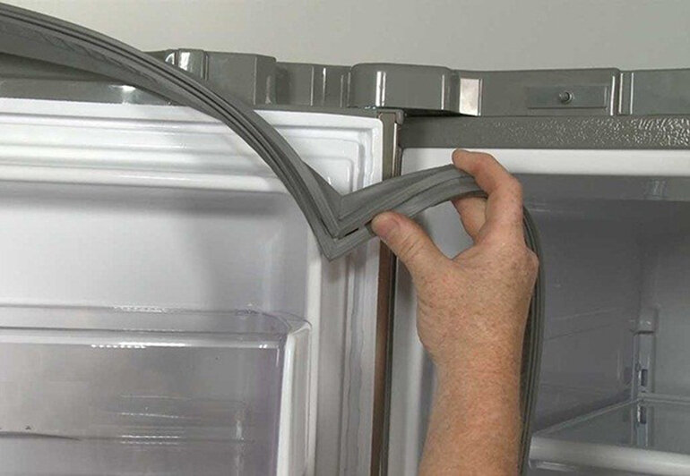 Van cao su viền tủ lạnh bị sờn và hở làm nhiệt độ tủ lạnh Samsung giảm mạnh dẫn tới không làm đá được