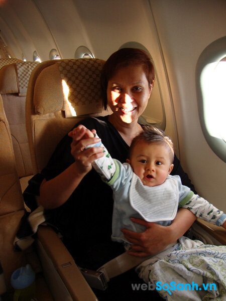 Quy định các hãng hàng không quốc tế không chấp nhận vận chuyển những bé dưới 1 tuổi, còn với hàng không Việt Nam, chỉ những bé trên 14 tuần tuổi mới được đi máy bay