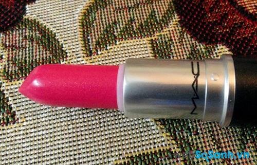 Cây son MAC Matte Lipstick in Pink Pigeon có màu sẫm hơn khi ở trong phòng